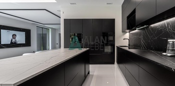 Угловая кухня под дерево с подсветкой и барной стойкой